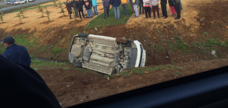 Vehículo que volcó este martes en la rotonda de Cerro Alto tenía encargo por robo, hay un detenido