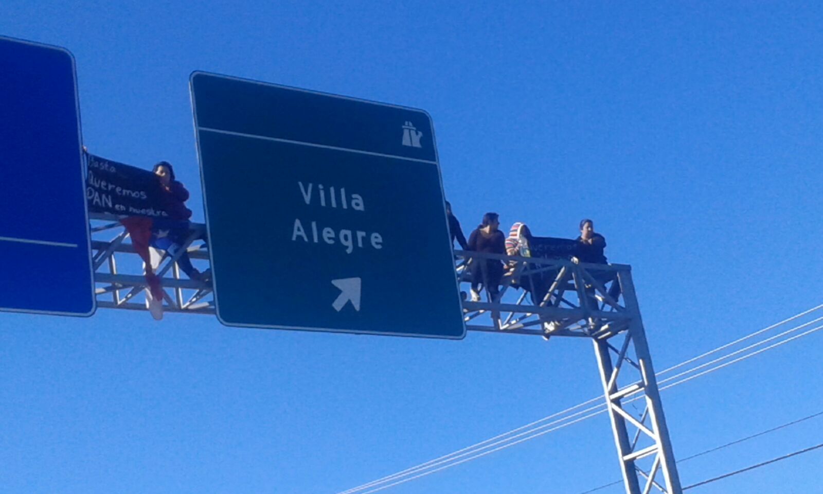 Protesta en altura: mujeres se rociaron com bencina y exigen más cupos de empleo