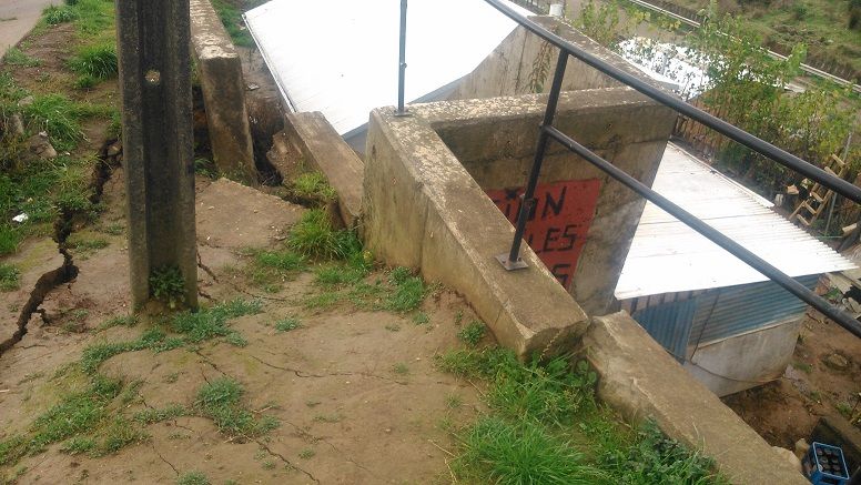 Vecinos de Cañete no duermen tranquilos por escombros del 27F que amenazan con caer sobre sus casas