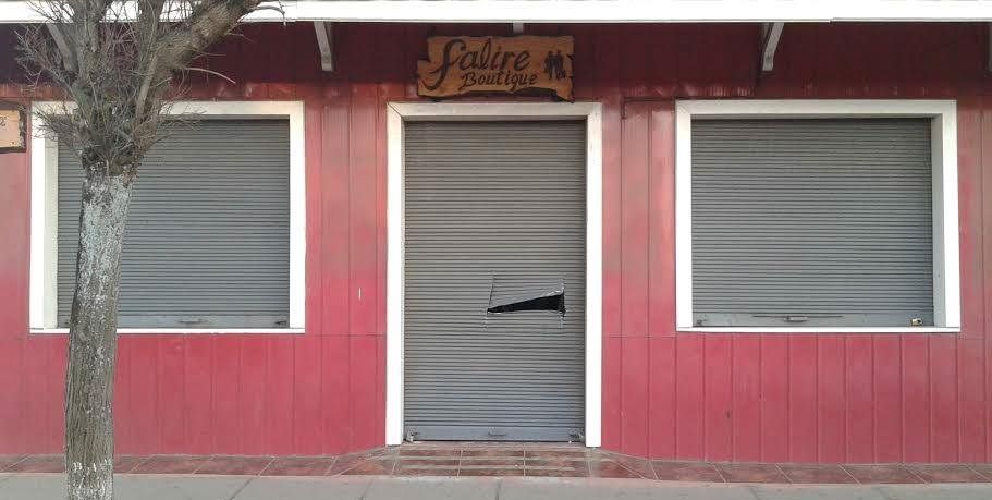 Antisociales hicieron forado en cortina metálica de céntrico local de Lebu y sustrajeron especies avaluadas en cerca de 4 millones de pesos