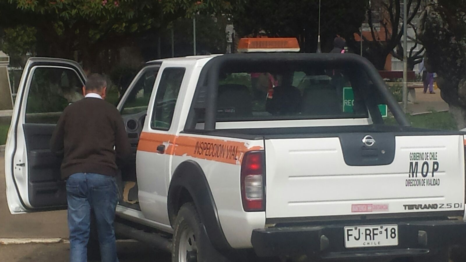 Cañete: Camioneta de vialidad sufre emboscada y robo con intimidación por parte de encapuchados en sector costero de Antiquina
