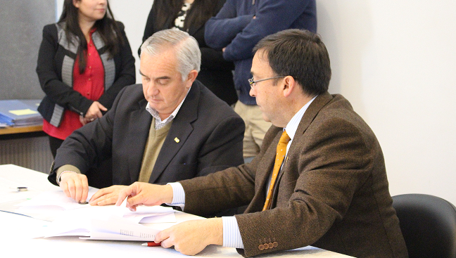 Alcalde de Curanilahue firma acuerdo para mejorar infraestructura educacional