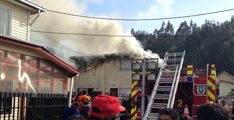 Incendio en Lebu dejó 12 personas damnificadas y daños en tres viviendas