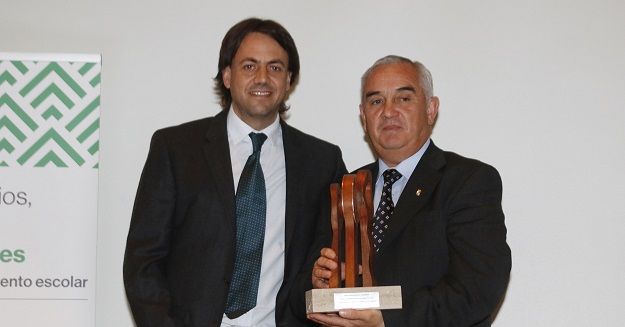 Curanilahue recibe reconocimiento por destacada labor en Educación