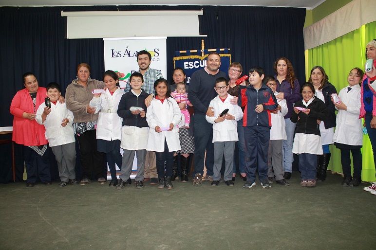 Los Álamos: JUNAEB y municipio entregan lentes ópticos a nuevo grupo de estudiantes básicos