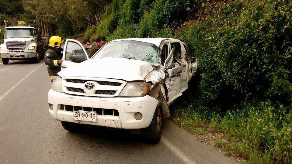 Camioneta del Servicio de Salud Arauco protagonizó colisión en Chau Chau