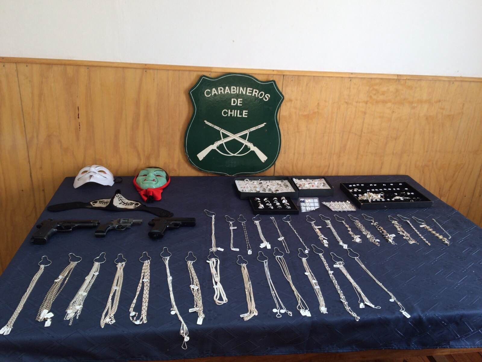Luego de una persecución Carabineros detuvo a 5 hombres que armados asaltaron joyería en Curanilahue