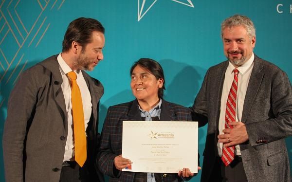 Cañetina recibió  en Santiago “Sello de Excelencia 2015” gracias a su artesanía realizada con ñocha