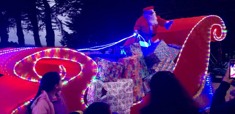 El viejito Pascuero comenzó a recorrer la comuna de Los Álamos en un deslumbrante trineo
