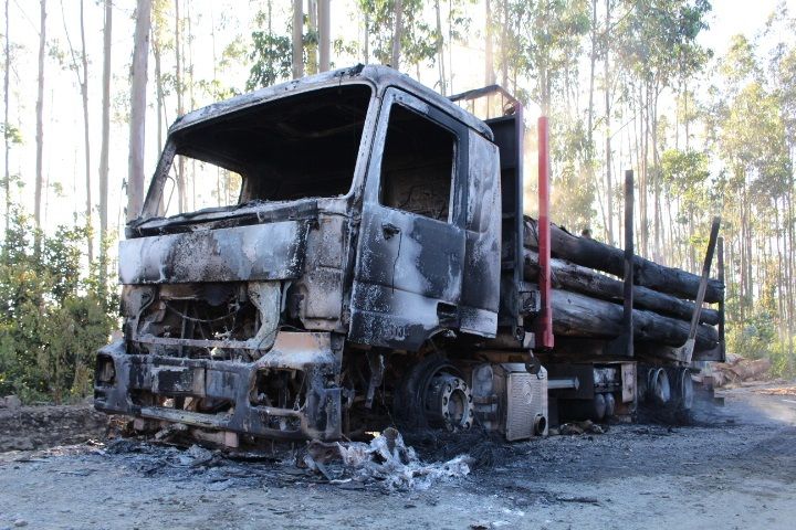 Triple atentado incendiario en Contulmo y Cañete deja como saldo 3 camiones y 2 maquinarias quemadas