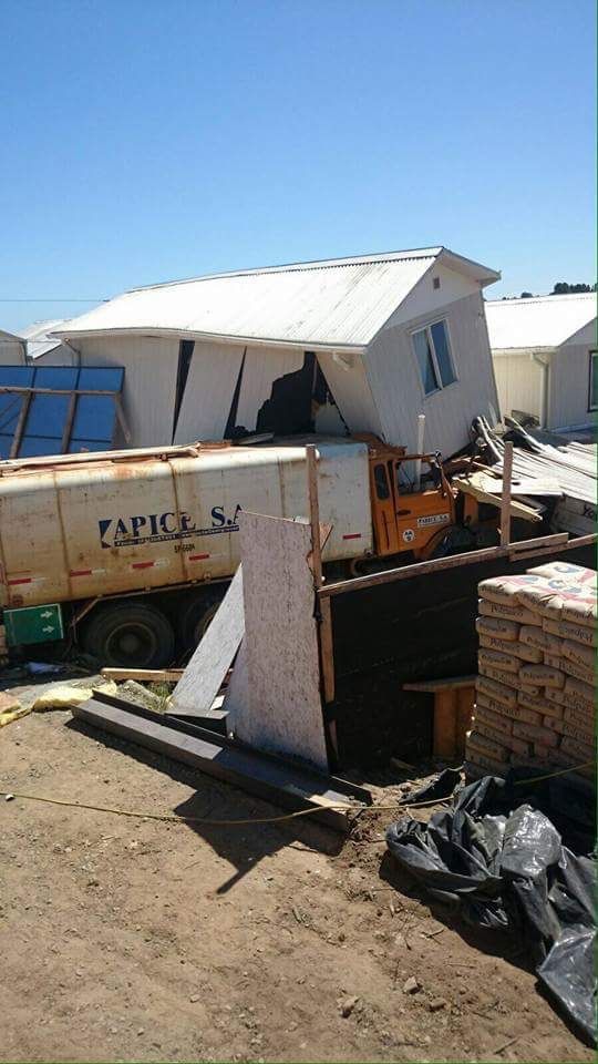 En Arauco Camión sufrió falla de frenos y terminó incrustadoal interior de viviendas que se encontraban sin moradores