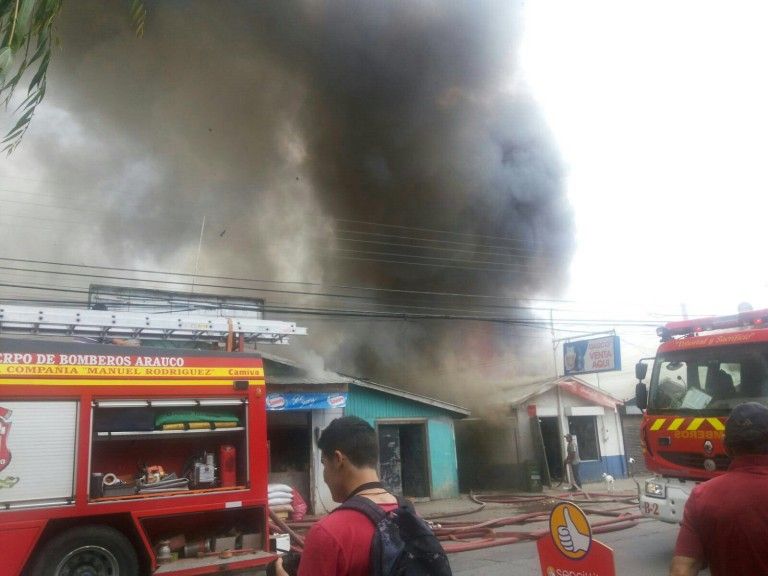 Fuego en frutería se propagó consumiendo 6 locales en Arauco