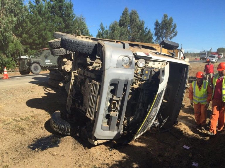Camionero salvó ileso tras colisionar otro camión y volcar en Antiquina