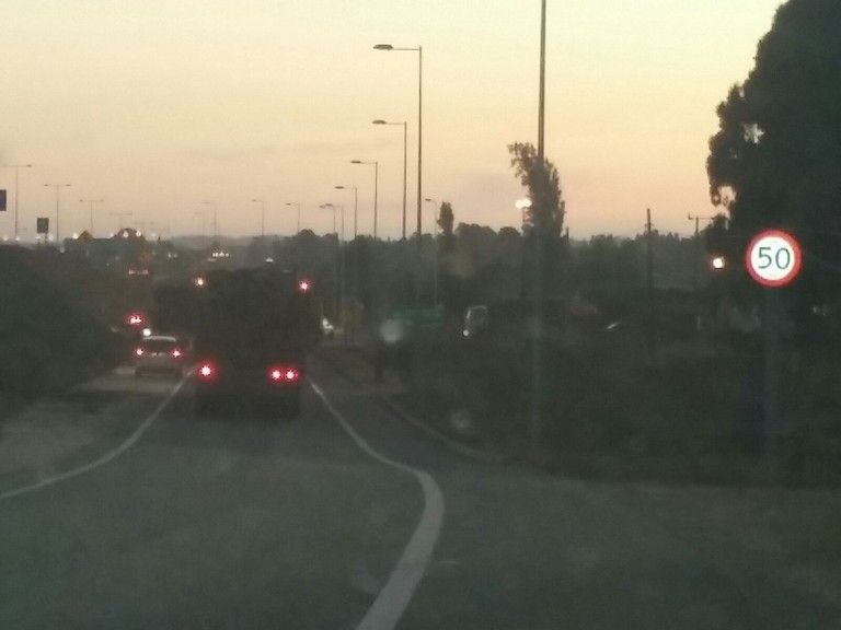Camioneros bloquean acceso sur de Planta Horcones exigiendo seguridad en el cono sur de Arauco
