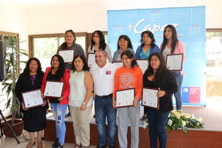 Mujeres mapuches de la provincia de Arauco recibieron certificación como garzonas, carpinteras y cocina internacional