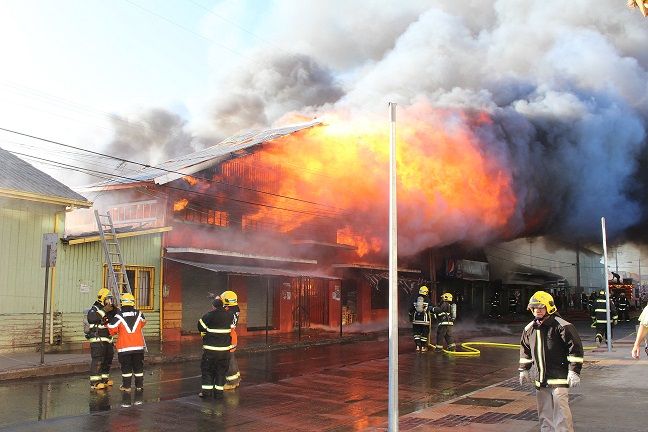 Cañete: Incendio de proporciones consumió mercado particular y céntrico supermercado.