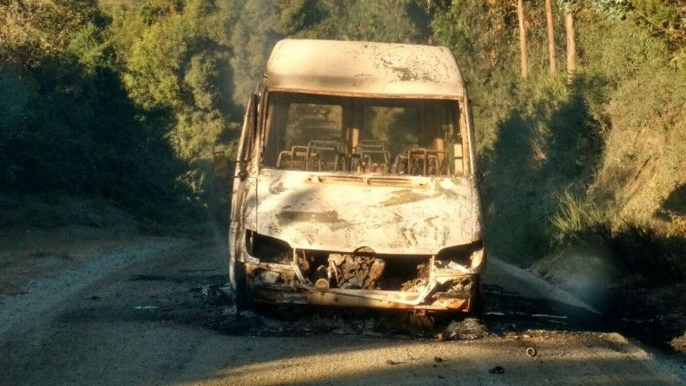 Dos minibuses fueron quemados por encapuchados en Tirúa, trasladaban a trabajadores de Mininco