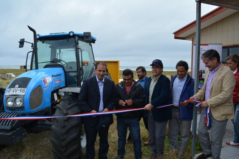 Pescadores de Isla Mocha recibieron tractor que facilitará tareas de desembarco