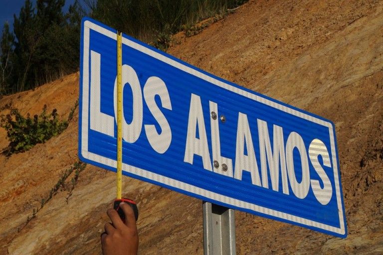 Alcalde de Los Álamos molesto por la instalación de diminutos letreros en la Ruta 160