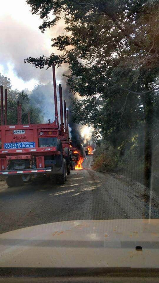 Caravana de camiones encabezada por Carabineros es emboscada en Tirúa.