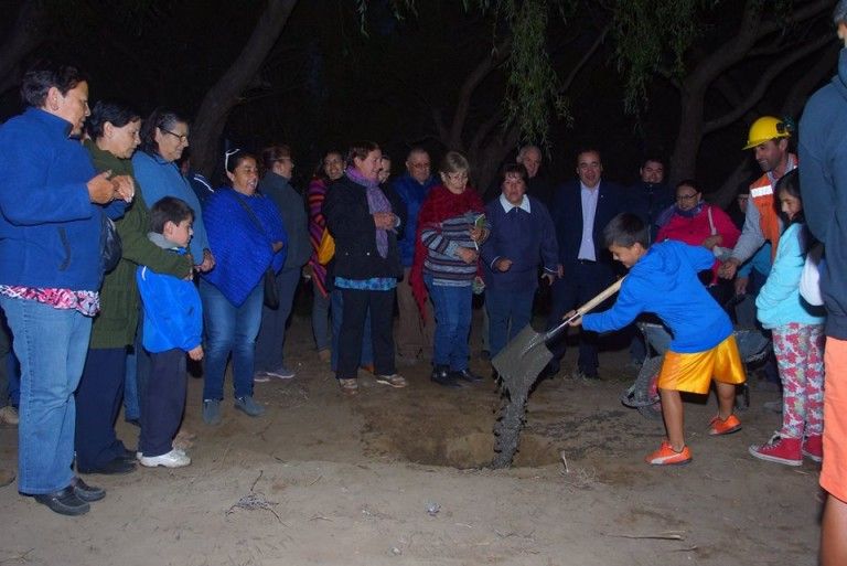 Municipio de Arauco puso primera piedra de anhelada multicancha para la población Los Pinos