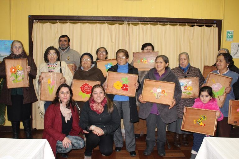 Adultos Mayores del programa Vínculos reciben donación de mujeres de Pro Empleo Lebu
