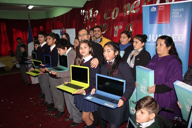 Programa “Me Conecto Para Aprender” benefició a más de 250 estudiantes de Los Álamos con computadores