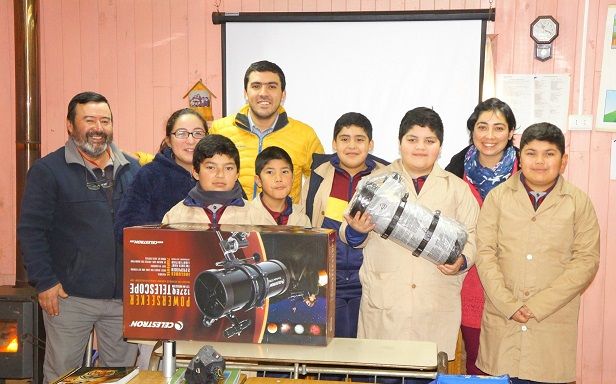 Alumnos de Villa Los Ríos recibieron ansiado telescopio