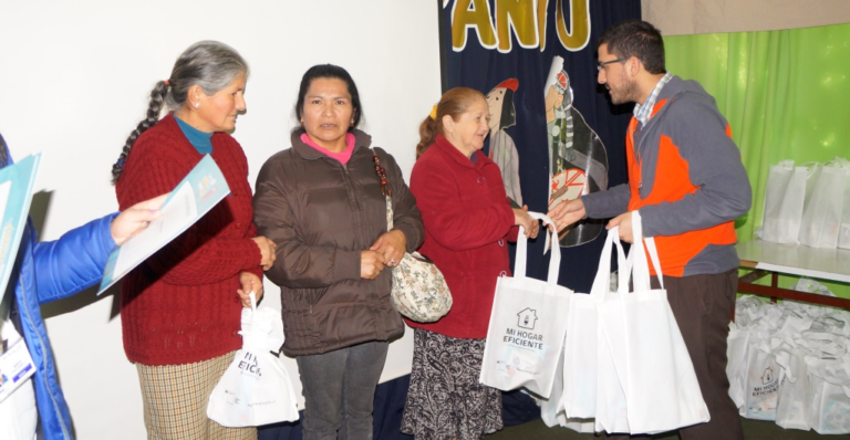 Alameños se capacitan en ahorro energético y reciben ampolletas eficientes