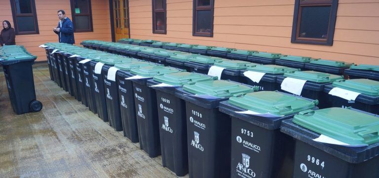Familias de Cerro Colorado y Loma Larga de Arauco, recibieron contenedores de basura