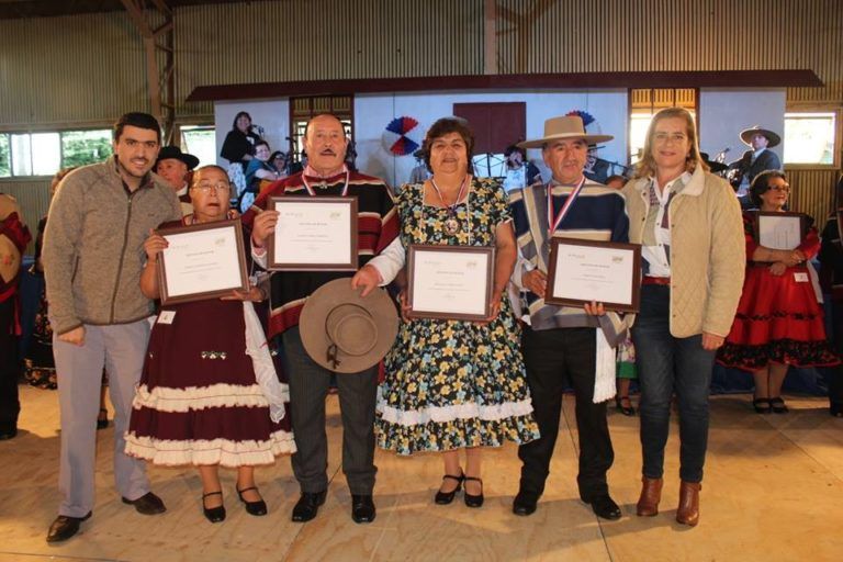 Dos parejas de Los Álamos clasificaron al provincial de Cueca Adulto Mayor