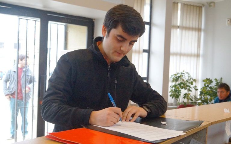 Diego Toloza, candidato a concejal en Curanilahue, firma ante notario un compromiso de transparencia