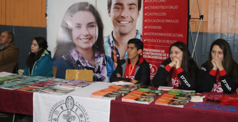 19 casas de estudio estuvieron presente en exitosa Feria Vocacional del Liceo Cristo Redentor
