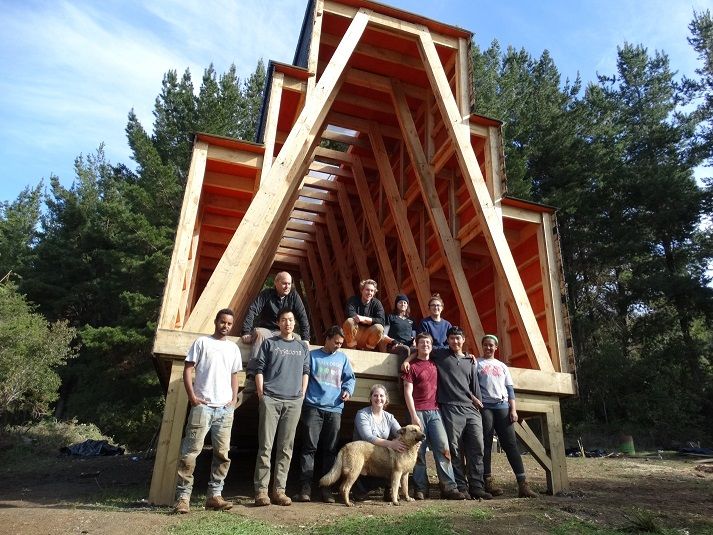 Estudiantes de Estados Unidos levantaron asombrosa arquitectura en madera en laguna Antihuala