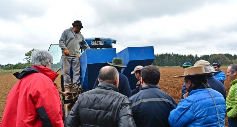 Especialista en mecanización agrícola de INIA orientó, junto al CTTE, a paperos cañetinos y tiruanos