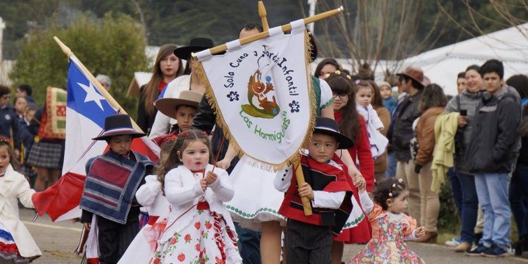 Con tradicional desfile Antihuala celebró las Fiestas Patrias