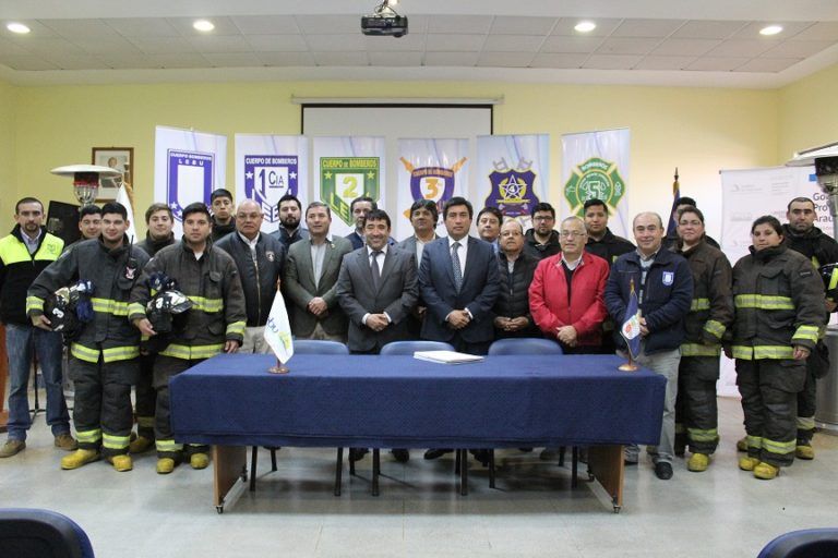 Municipalidad de Lebu y Banco Estado firman acuerdo para entregar seguro a Bomberos