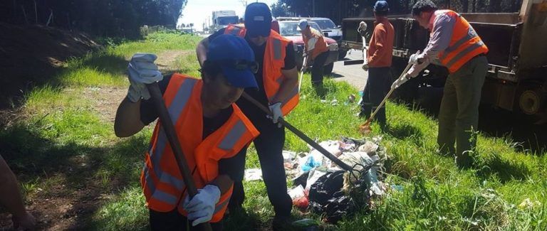 Funcionarios Municipales de Los Álamos limpiaron microbasural en pleno paro de actividades