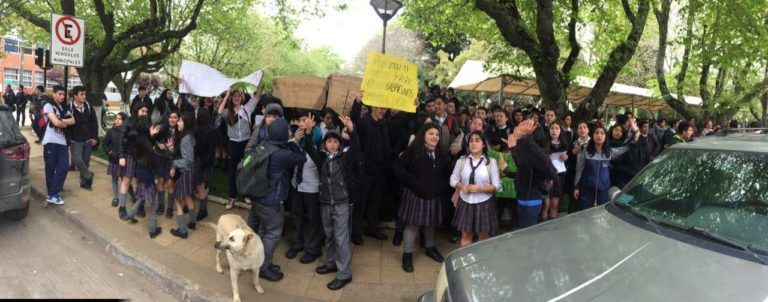 Estudiantes del Gabriela Mistral se movilizan por mejor salario para sus profesores