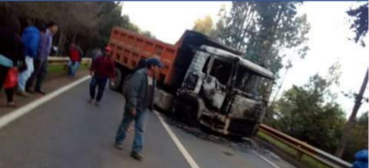 Cuatro trabajadores resultaron lesionados y dos camiones quemados tras nuevo ataque de encapuchados