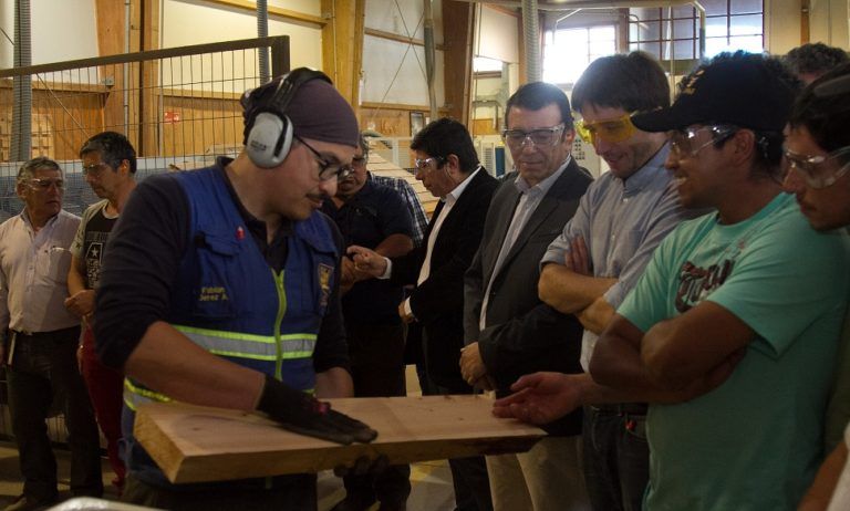 Lanzan programa para mejorar el proceso productivo de los carpinteros de lanchas de la región