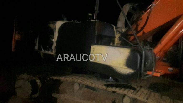 DESCONOCIDOS QUEMARON 2 EXCAVADORAS EN CONTULMO Y DEJARON PANFLETOS