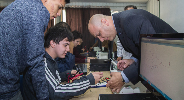 DUOC UC CAMPUS ARAUCO IMPLEMENTA LABORATORIO DE ELECTRÓNICA  EN LICEO POLITÉCNICO DE CURANILAHUE