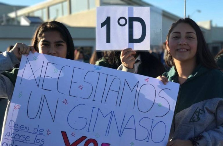 ALUMNOS DEL LICEO SAN FELIPE DE ARAUCO PROTESTARON PARA EXIGIR RESPUESTAS SOBRE CONSTRUCCIÓN DE SU GIMNASIO