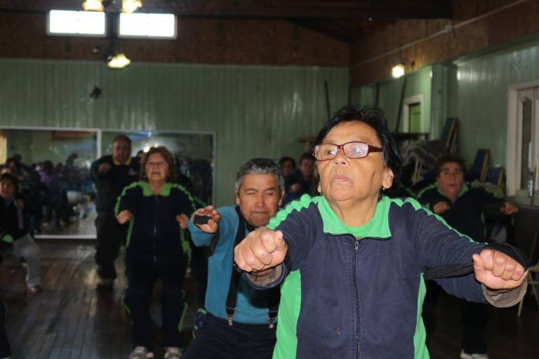 ADULTOS MAYORES DE CAÑETE MADRUGAN PARA HACER GIMNASIA PREVENTIVA