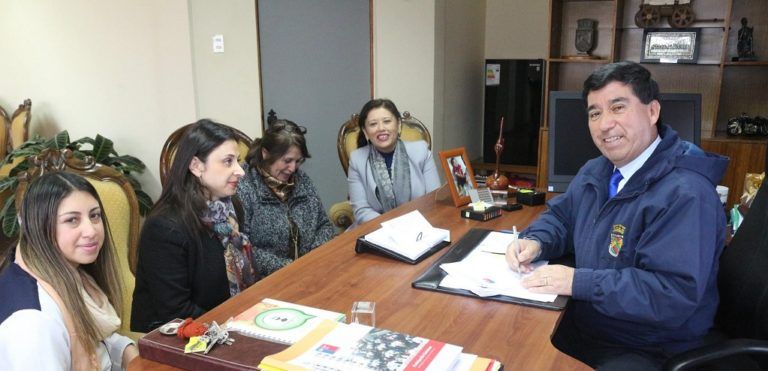 ALCALDE DE CAÑETE FIRMÓ CONVENIO PARA IMPLEMENTAR PROGRAMA DE CUIDADOS A ADULTOS MAYORES