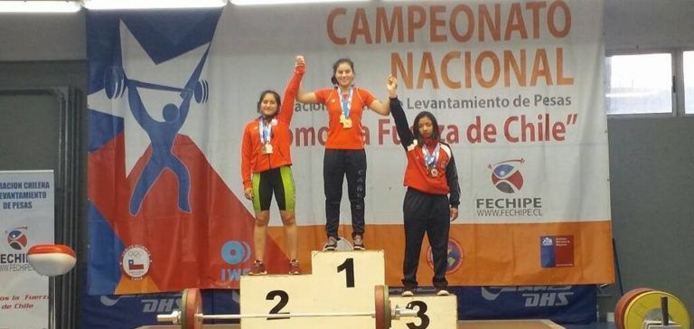 CAÑETINA DE 15 AÑOS GANÓ TRES OROS Y EL TÍTULO DE CAMPEONA NACIONAL SUB 23 EN LEVANTAMIENTO DE PESAS