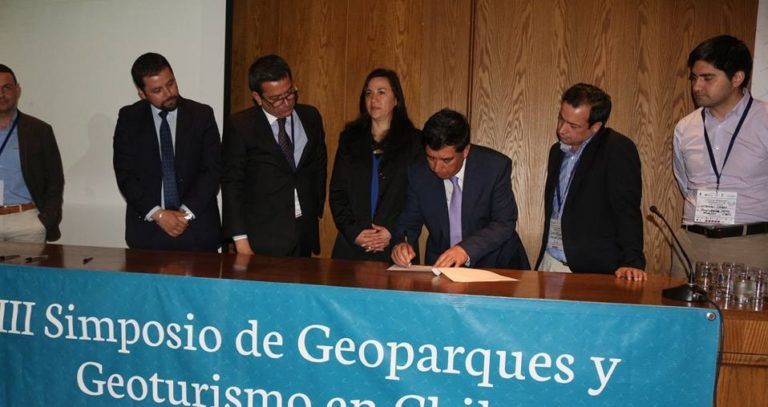 ALCALDE DE CAÑETE FIRMÓ CARTA DE COMPROMISO CON PROYECTO GEOPARQUE MINERO LITORAL DEL BÍO BÍO