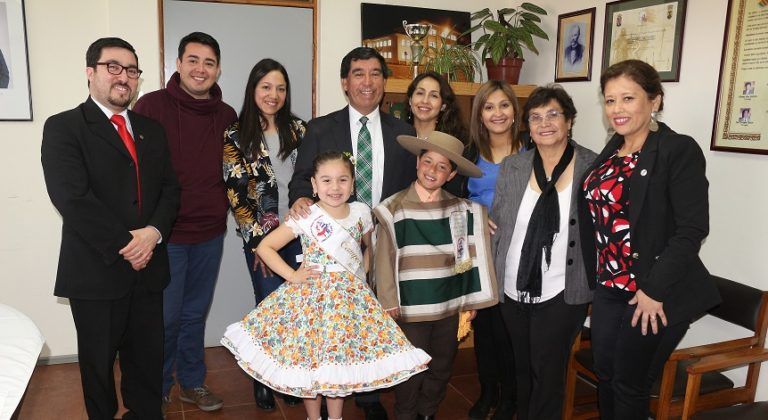 Alcalde Radonich recibió a los campeones regionales de cueca mini infantil