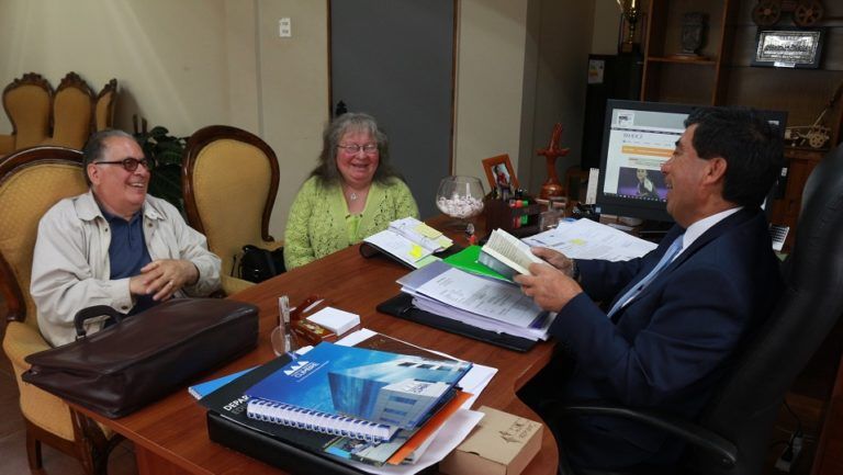 ALCALDE RADONICH RECIBIÓ LA VISITA DE CONNOTADO ESCRITOR DE LA ZONA